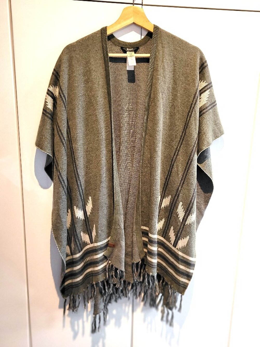 Roots Gray Knit Tribal Print Shawl Scarf with Fringe Bottom